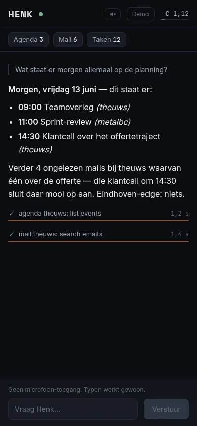 De Henk-console op mobiel: chips-rij met agenda, mail en taken, een leesbaar antwoord en de live tool-feed